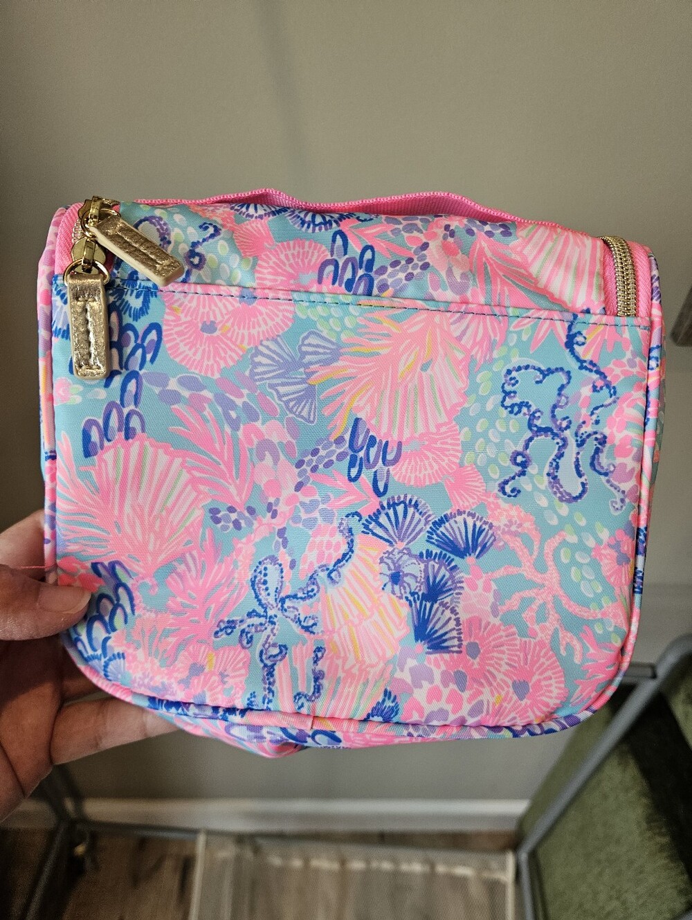 Lilly Pulitzer Printed Hanging Travel Case Kit Splendor in the Sand - No bottles - Picture 2 of 6
